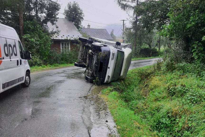 Pojazd na boku w Dzielcu 