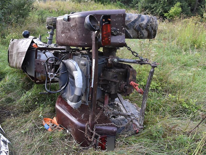 Tragiczny wypadek w Kramarzówce: 67-latek zginął przygnieciony przez ciągnik