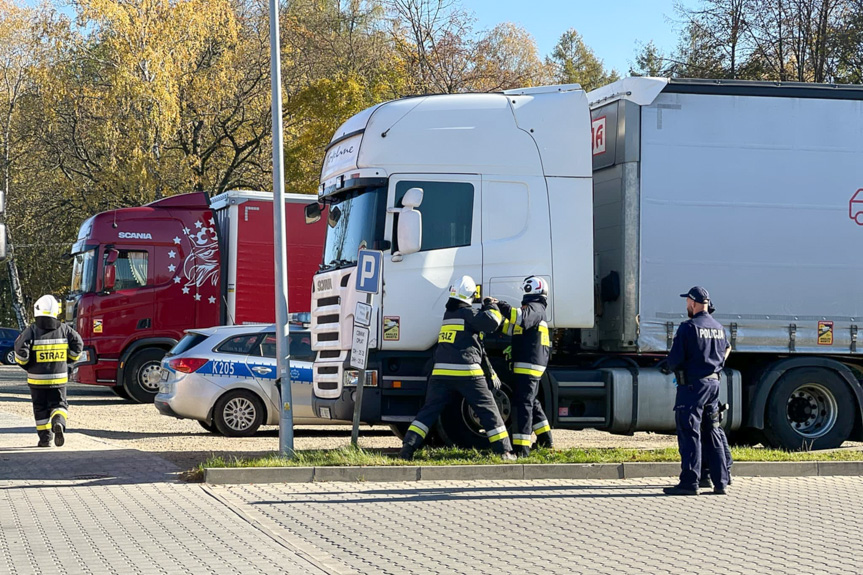 Szokujące odkrycie na parkingu. Zwłoki mężczyzny w kabinie