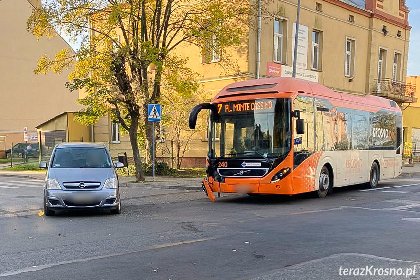 Zderzenie osobówki z autobusem na skrzyżowaniu w Krośnie