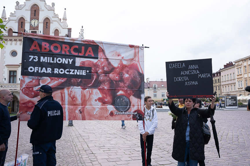 "Ani jednej więcej". Demonstracja na rynku w Rzeszowie