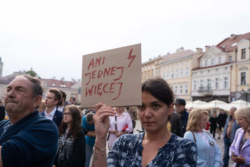 "Ani jednej więcej". Demonstracja na rynku w Rzeszowie