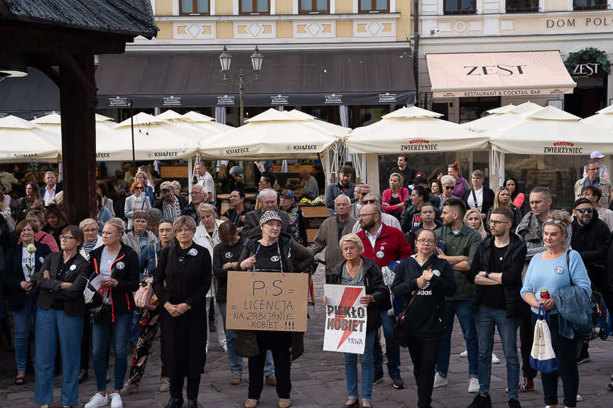 "Ani jednej więcej". Demonstracja na rynku w Rzeszowie