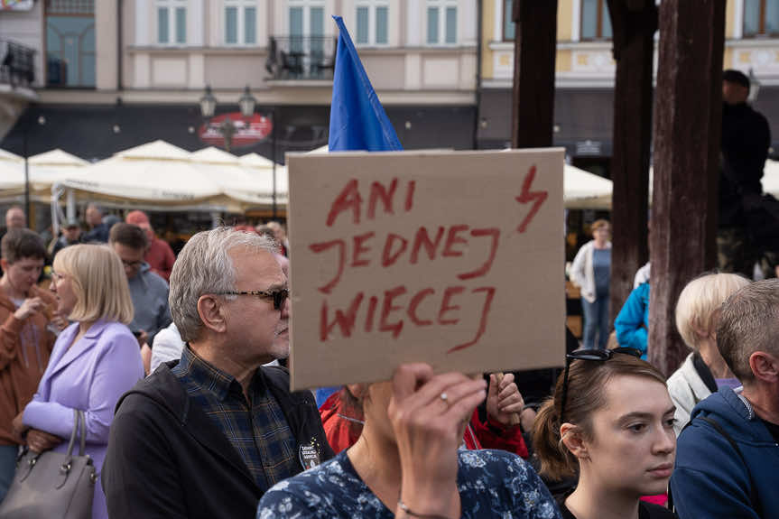 "Ani jednej więcej". Demonstracja na rynku w Rzeszowie