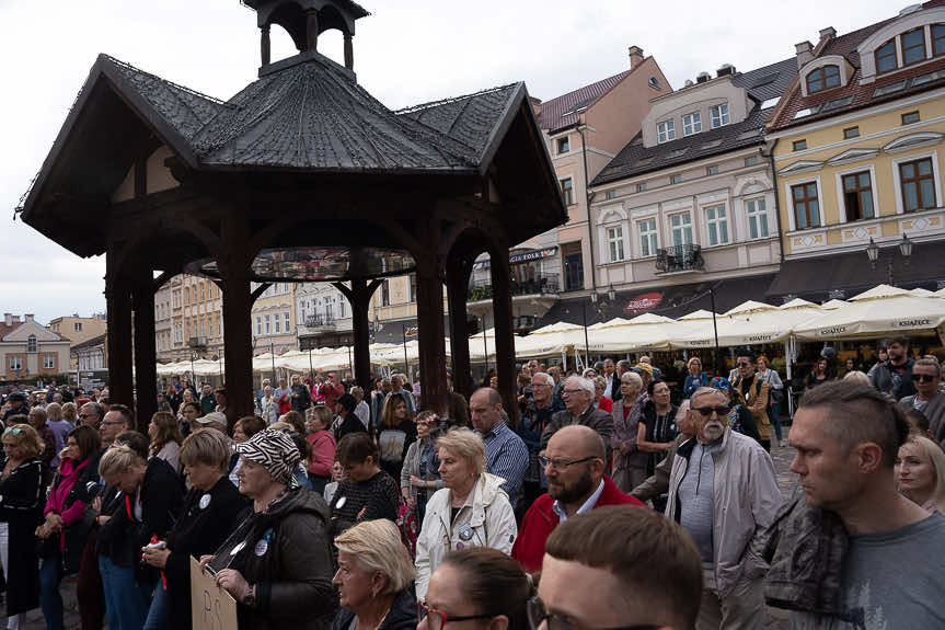 "Ani jednej więcej". Demonstracja na rynku w Rzeszowie