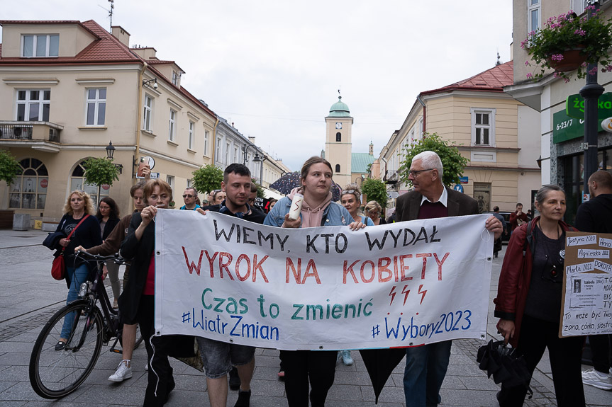 "Ani jednej więcej". Demonstracja na rynku w Rzeszowie