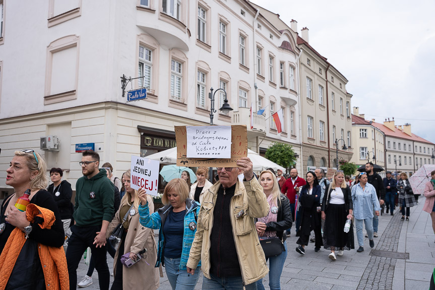 "Ani jednej więcej". Demonstracja na rynku w Rzeszowie