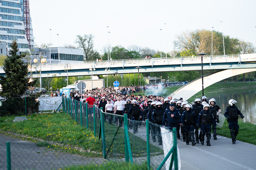 Derby Rzeszowa. Przemarsz kibiców Resovii pod stadion miejski