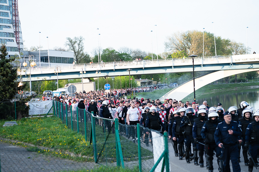 Derby Rzeszowa. Przemarsz kibiców Resovii pod stadion miejski