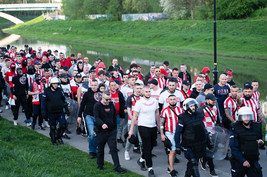 Derby Rzeszowa. Przemarsz kibiców Resovii pod stadion miejski