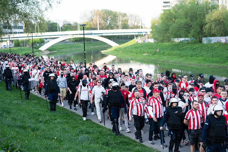 Derby Rzeszowa. Przemarsz kibiców Resovii pod stadion miejski