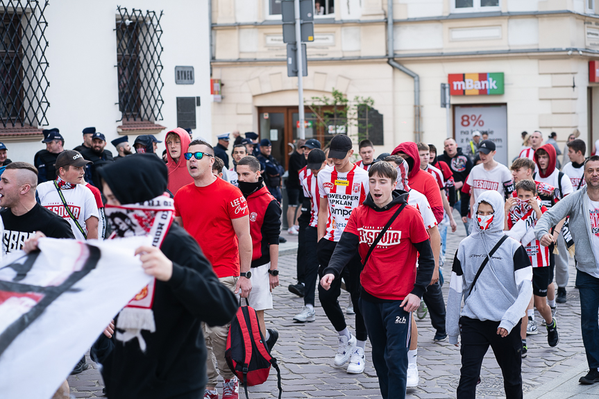 Derby Rzeszowa. Przemarsz kibiców Resovii pod stadion miejski