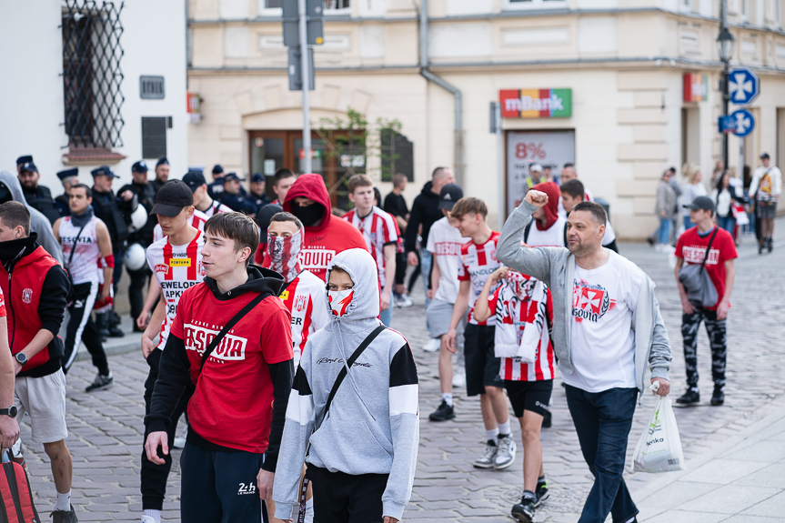 Derby Rzeszowa. Przemarsz kibiców Resovii pod stadion miejski