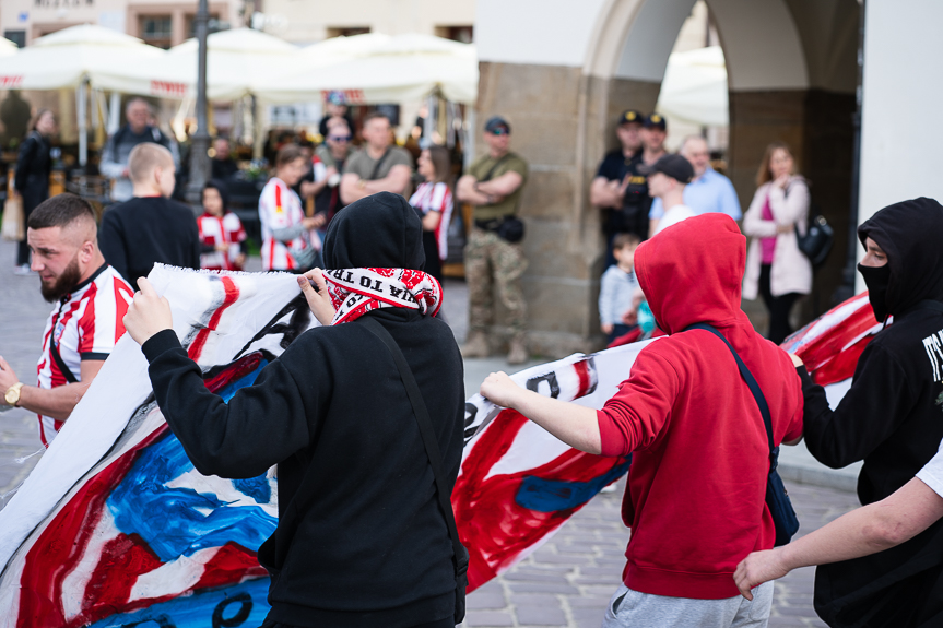 Derby Rzeszowa. Przemarsz kibiców Resovii pod stadion miejski