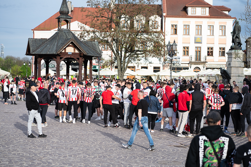 Derby Rzeszowa. Przemarsz kibiców Resovii pod stadion miejski