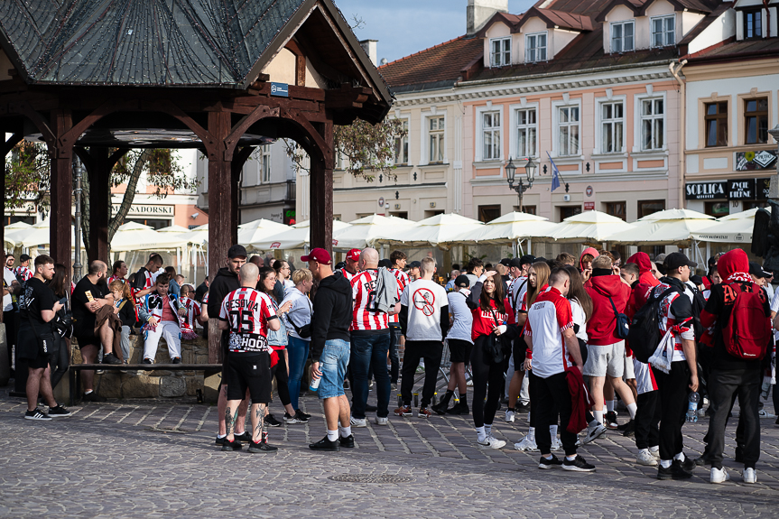 Derby Rzeszowa. Przemarsz kibiców Resovii pod stadion miejski