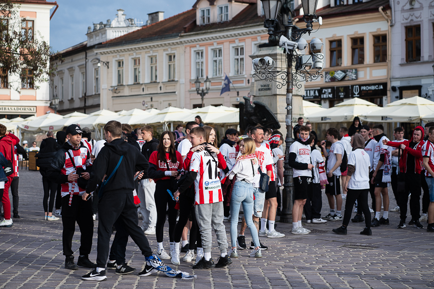 Derby Rzeszowa. Przemarsz kibiców Resovii pod stadion miejski