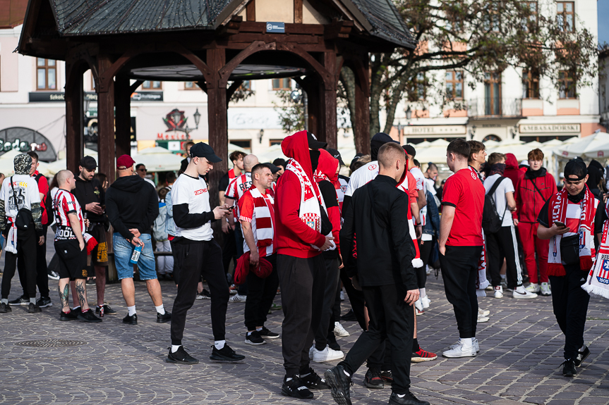 Derby Rzeszowa. Przemarsz kibiców Resovii pod stadion miejski