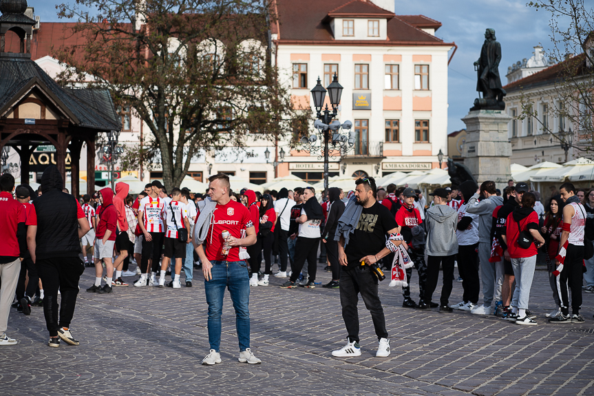 Derby Rzeszowa. Przemarsz kibiców Resovii pod stadion miejski