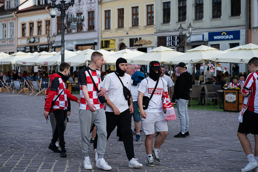 Derby Rzeszowa. Przemarsz kibiców Resovii pod stadion miejski