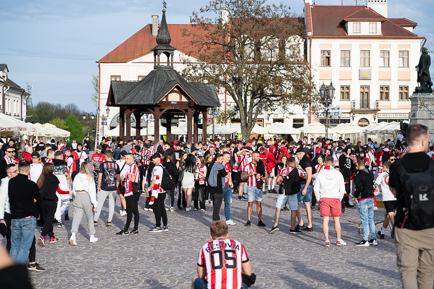 Derby Rzeszowa. Przemarsz kibiców Resovii pod stadion miejski