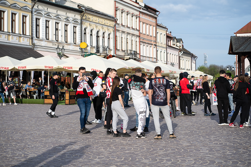 Derby Rzeszowa. Przemarsz kibiców Resovii pod stadion miejski