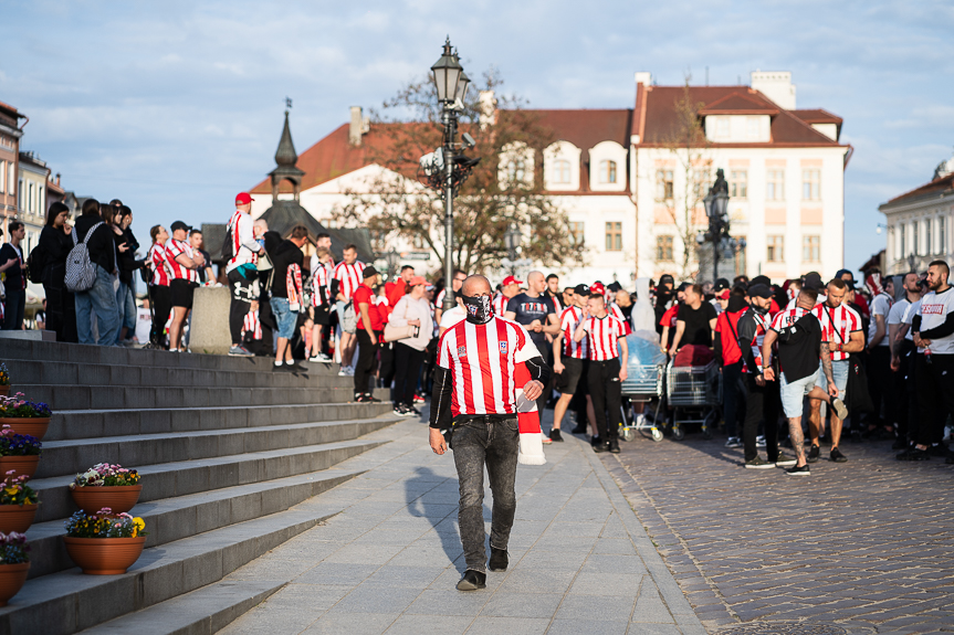 Derby Rzeszowa. Przemarsz kibiców Resovii pod stadion miejski