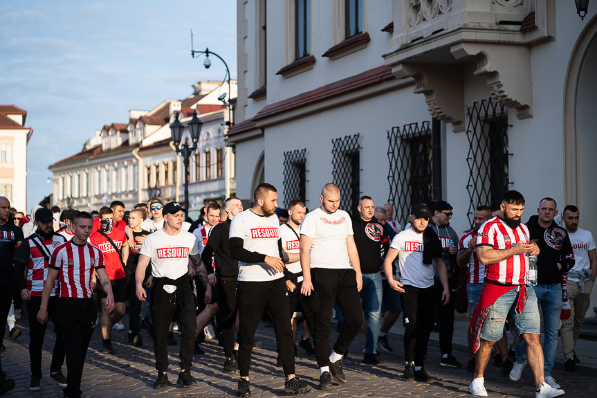 Derby Rzeszowa. Przemarsz kibiców Resovii pod stadion miejski