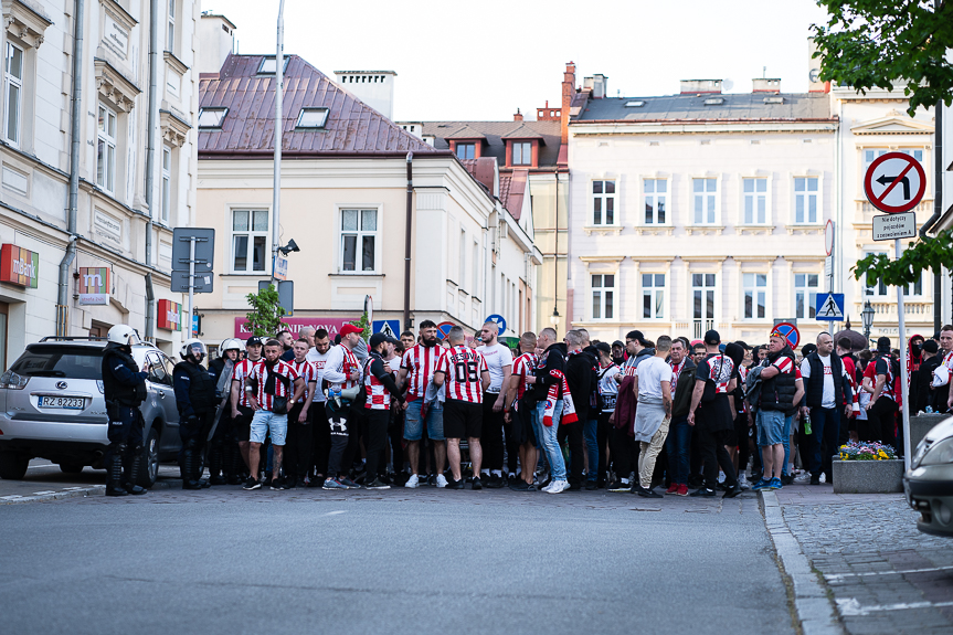 Derby Rzeszowa. Przemarsz kibiców Resovii pod stadion miejski