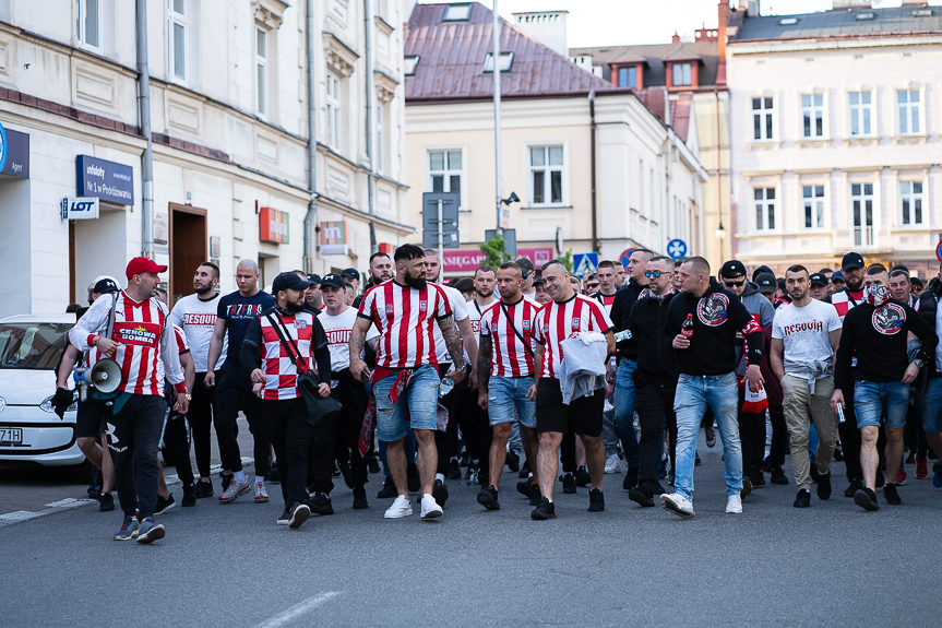 Derby Rzeszowa. Przemarsz kibiców Resovii pod stadion miejski