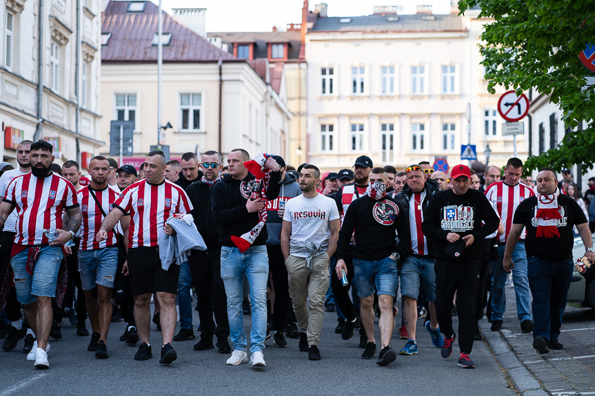 Derby Rzeszowa. Przemarsz kibiców Resovii pod stadion miejski