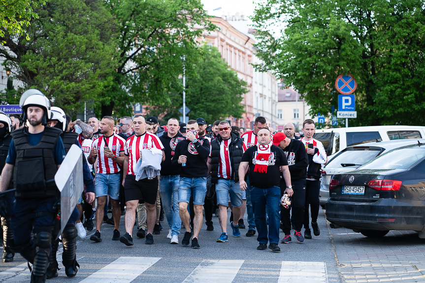 Derby Rzeszowa. Przemarsz kibiców Resovii pod stadion miejski