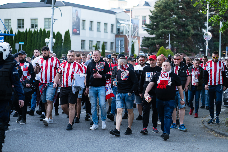 Derby Rzeszowa. Przemarsz kibiców Resovii pod stadion miejski