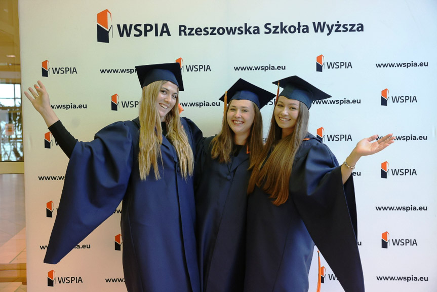 Graduacja absolwentów WSPiA