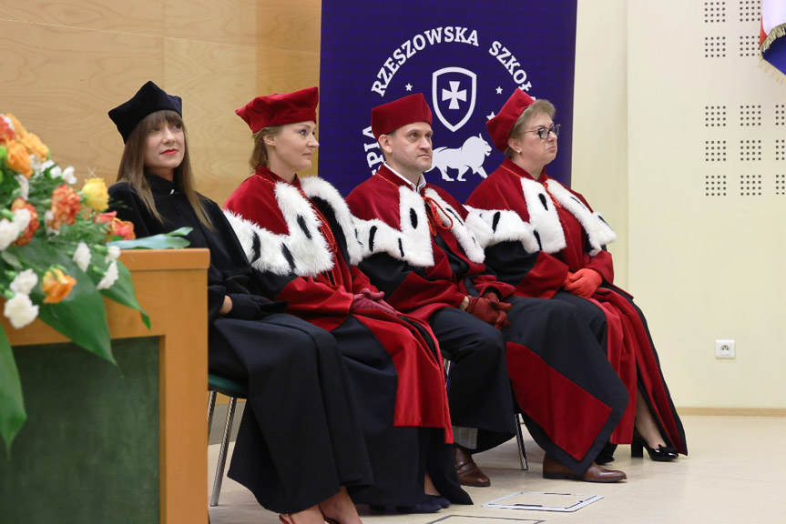 Graduacja absolwentów WSPiA