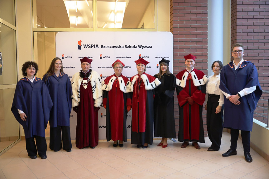 Graduacja absolwentów WSPiA