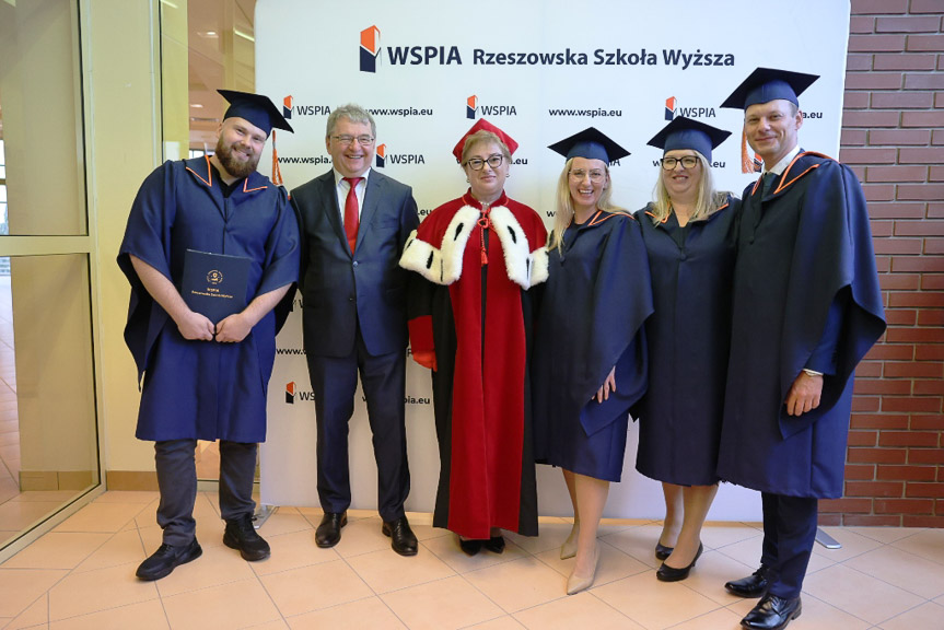 Graduacja absolwentów WSPiA