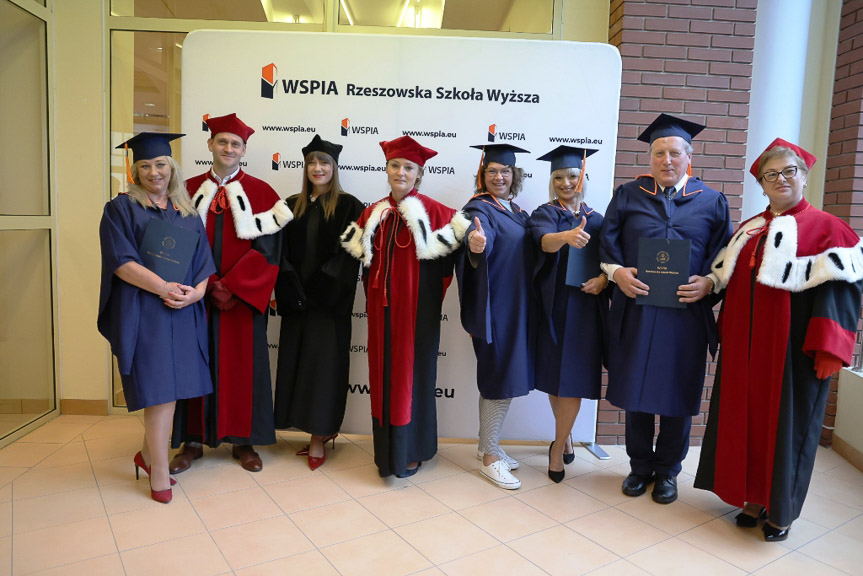 Graduacja absolwentów WSPiA