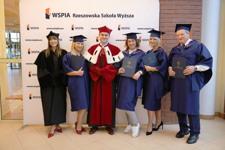 Graduacja absolwentów WSPiA