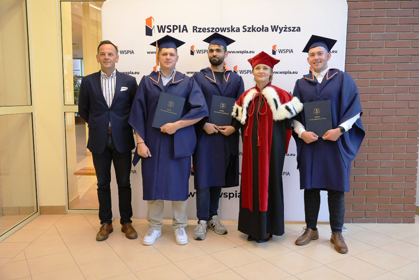 Graduacja absolwentów WSPiA