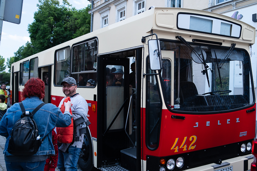 Noc Muzeów 2024 w Rzeszowie. Wystawa zabytkowych pojazdów