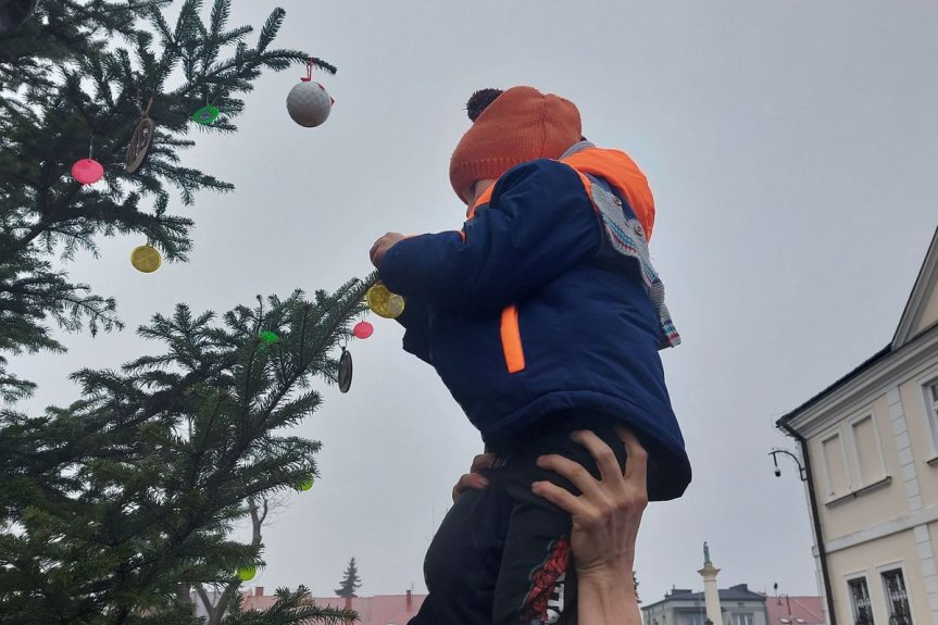 Odblaskowa choinka w Głogowie Małopolskim