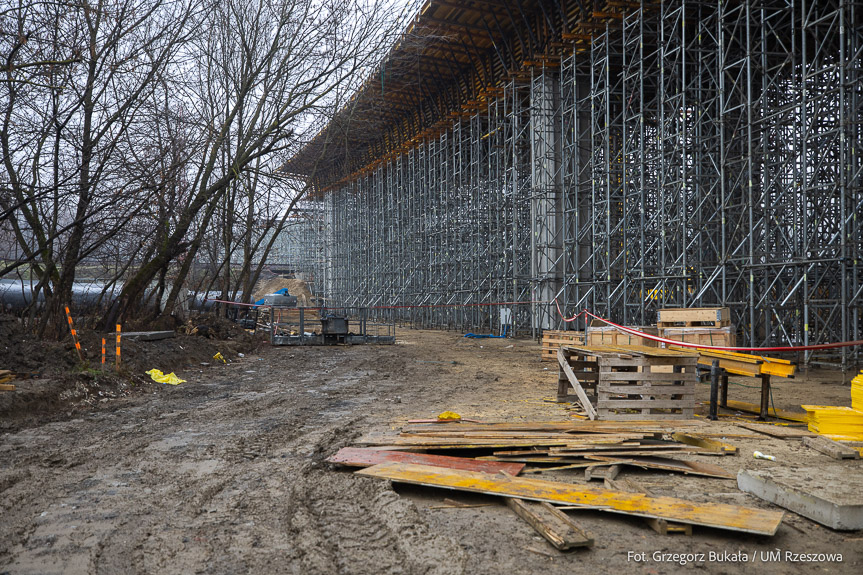 Pierwszy asfalt na Wisłokostradzie