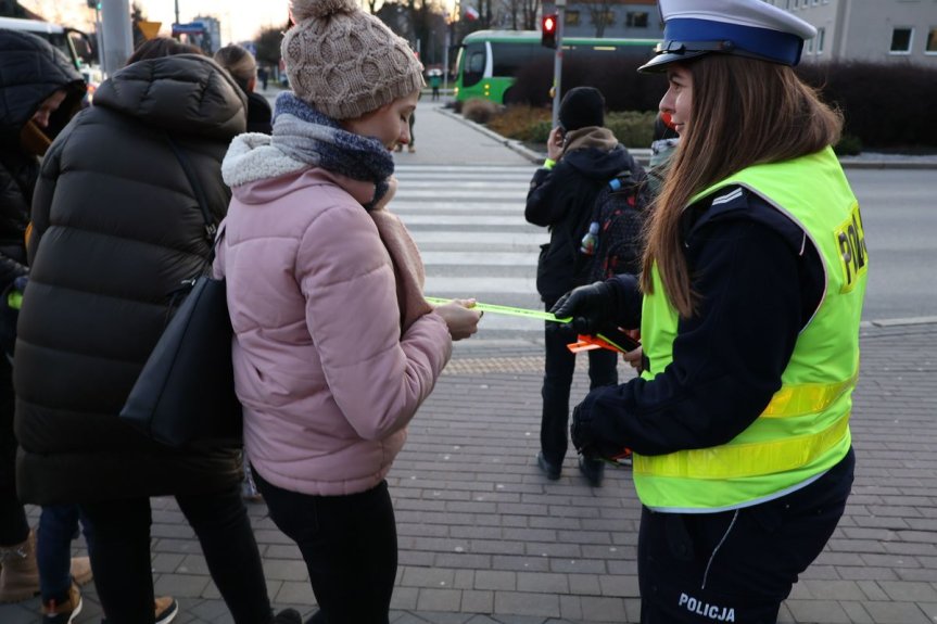 Policjanci rozdawali przechodniom odblaski