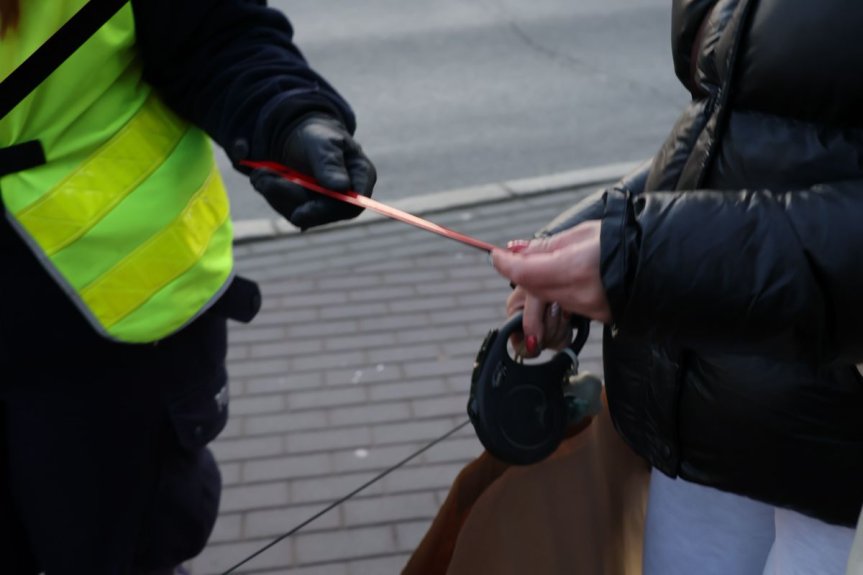 Policjanci rozdawali przechodniom odblaski