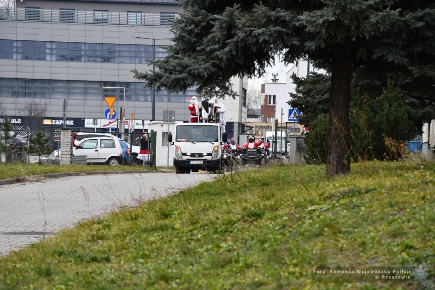 Policyjni kontrterroryści w roli pomocników Mikołaja