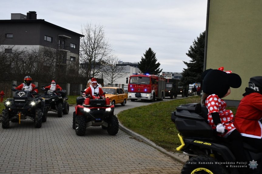 Policyjni kontrterroryści w roli pomocników Mikołaja