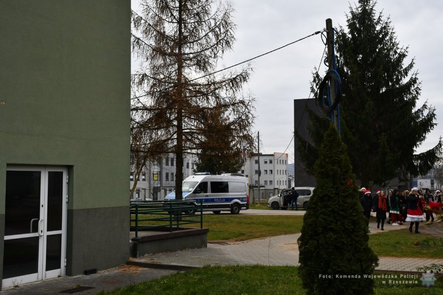 Policyjni kontrterroryści w roli pomocników Mikołaja