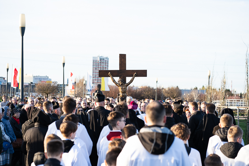 Rzeszów. Droga Krzyżowa w Parku Papieskim