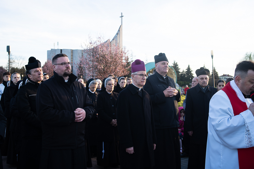 Rzeszów. Droga Krzyżowa w Parku Papieskim